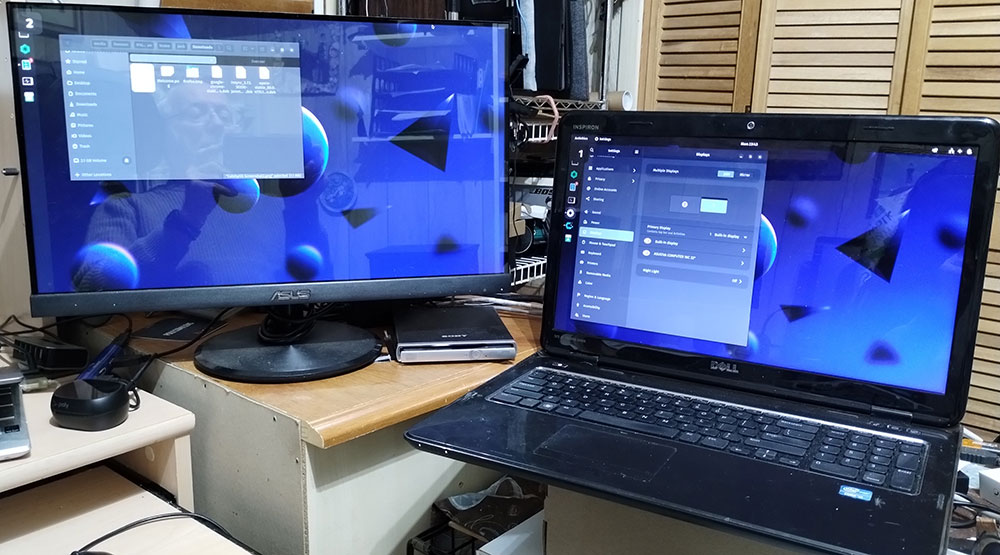 CachyOS displayed on dual monitors